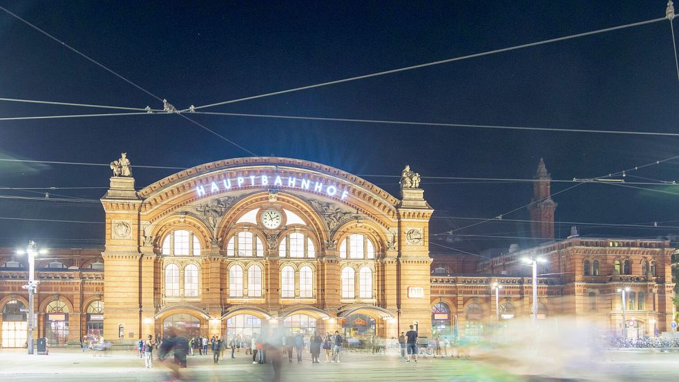 Die Einhaltung des Waffenverbots am Bremer Hauptbahnhof wird durch Einsatzkräfte der Bundespolizei überwacht. Foto: imago images / Volker Preußer