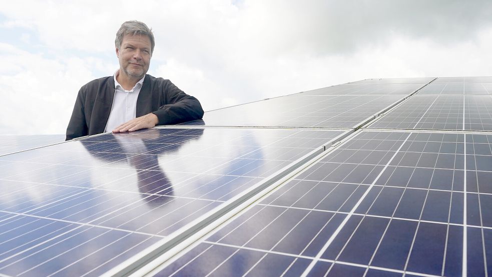 Robert Habeck (Bündnis 90/Die Grünen), Bundesminister für Wirtschaft und Klimaschutz, beim Besuch eines Solarparks. Foto: Marcus Brandt/dpa