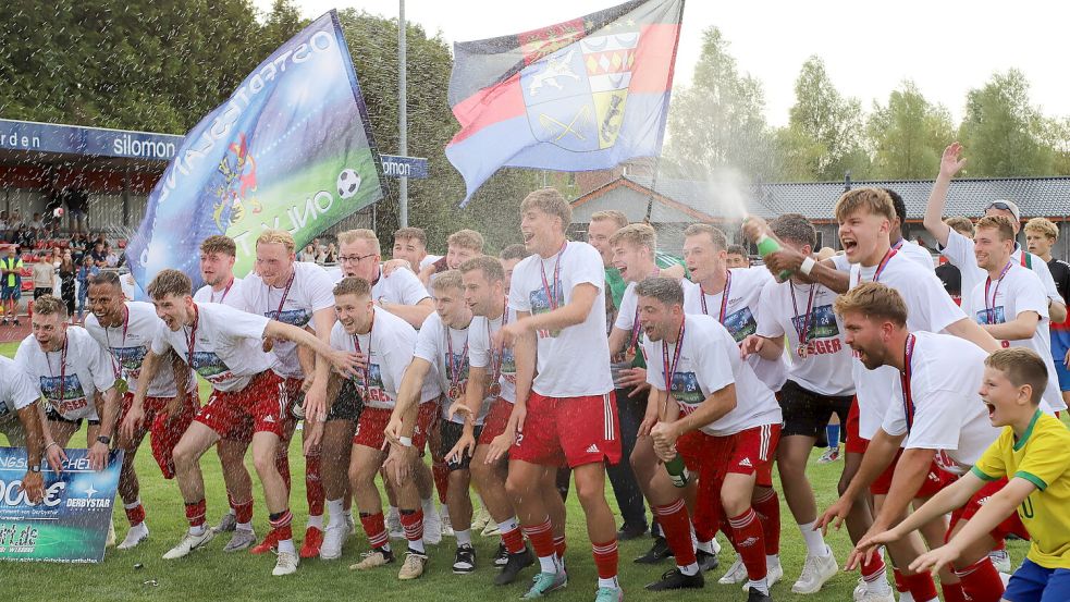 Ende Juli gewann der TuS Pewsum den Ostfriesland-Cup. Einer der Preise war das Supercupspiel gegen Kickers Emden. Foto: Gronewold