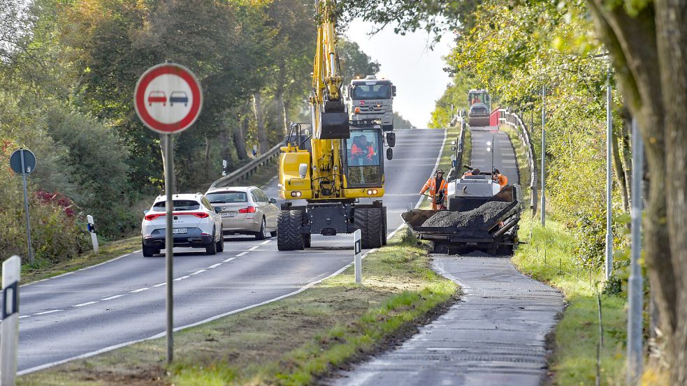 Derzeit wird bereits die Fahrbahn des Radwegs saniert. Ab der kommenden Woche wird die Straße für den Kraftfahrzeugverkehr gesperrt. Foto: Ortgies