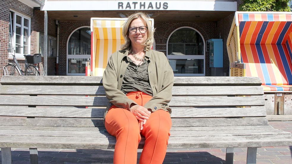 Bürgermeisterin Heike Horn vor dem Rathaus auf Langeoog. Foto: Oltmanns