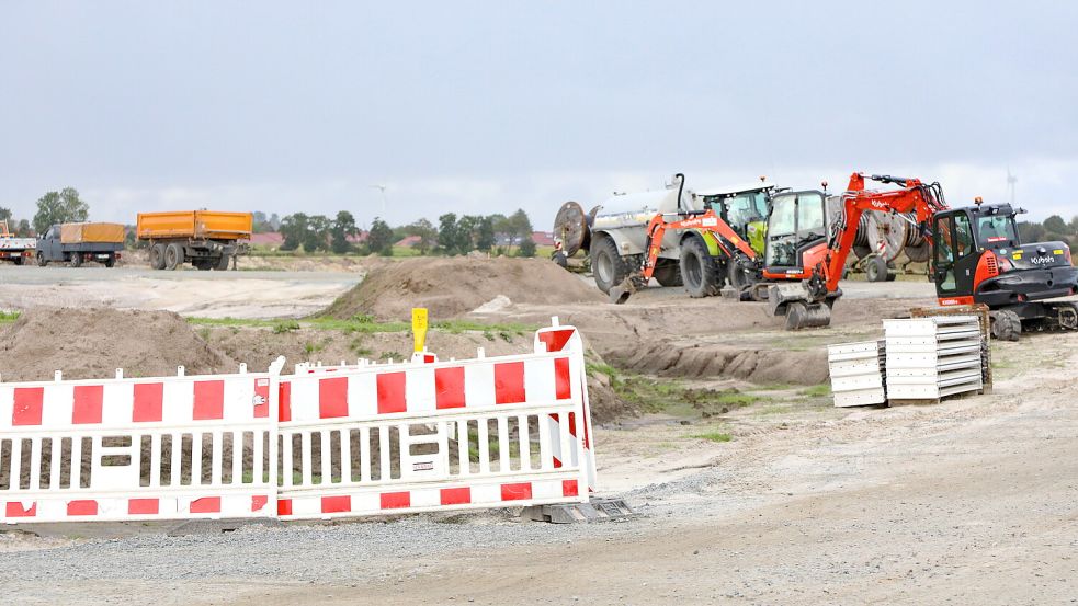 Derzeit wird auf den Uthwerdumer Äckern die Baustraße angelegt. Foto: Banik