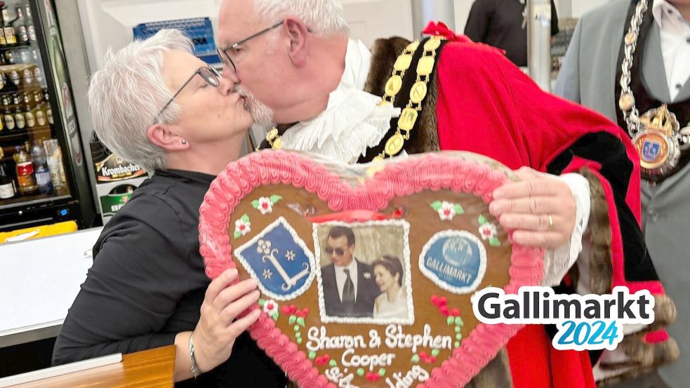 Auf dem Gallimarkt finden sich häufig Liebespaare. Der Trowbridge-Bürgermeister Stephen Cooper hat seine Sharon zwar nicht auf dem Gallimarkt kennengelernt, dort aber ein Herz mit Foto bekommen. Foto: Ortgies