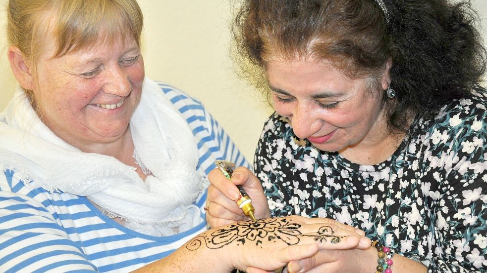 Hilke Einnolf stellte sich Inas Alkhafaf als Handmodell zur Verfügung. Foto: Ullrich