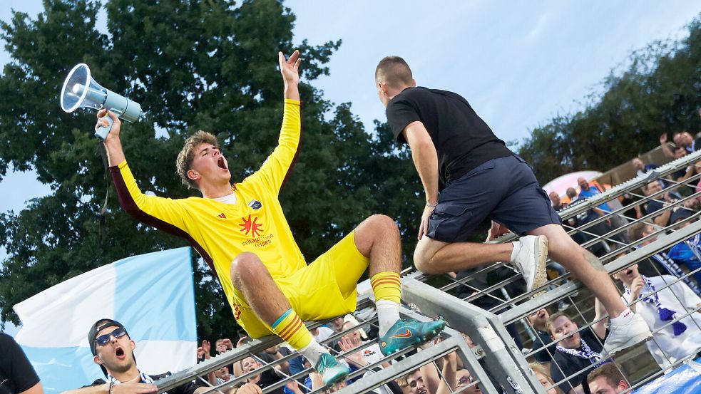 Im Viertelfinale beim VfB Oldenburg wurde Ersatzkeeper Moritz Onken zum Pokalhelden, als er im Elfmeterschießen drei Elfmeter parierte. Foto: Doden/Emden