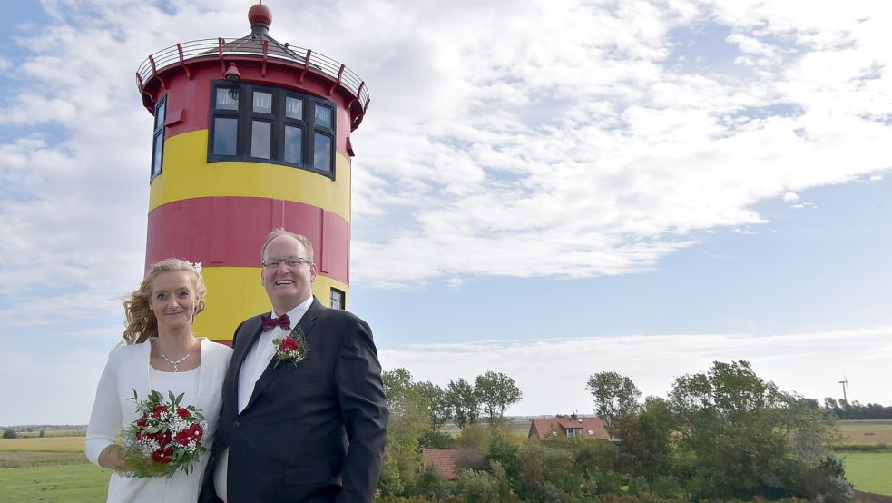 Vor einigen Jahren gaben sich die gebürtige Greetsielerin Bianca Siebelds-Klothmann und Christian Klothmann das Ja-Wort im Pilsumer Leuchtturm. Foto: Wagenaar/Archiv