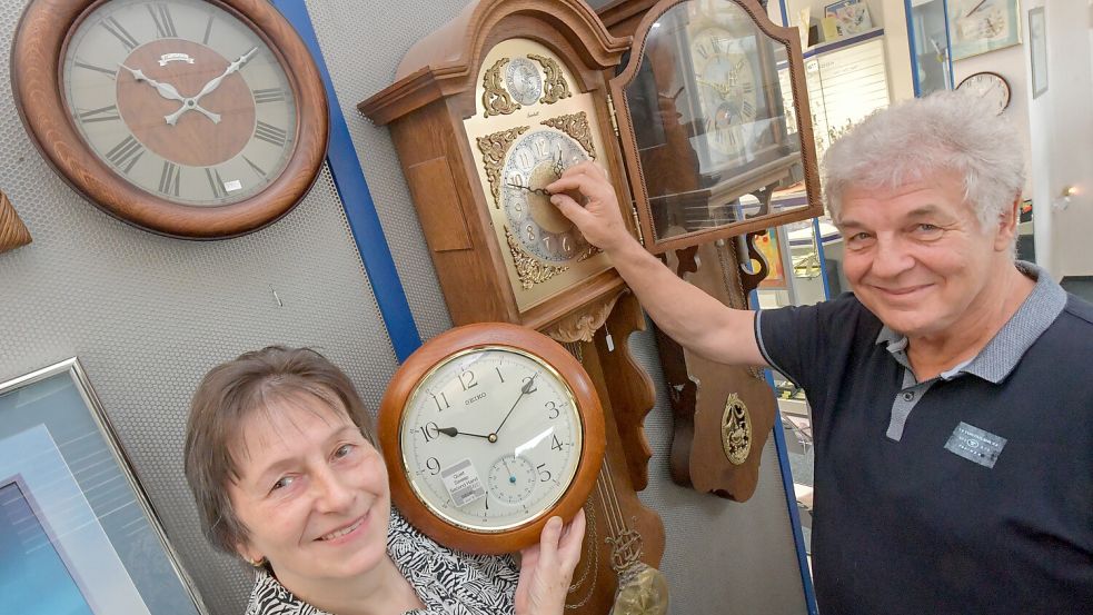 Wer hat an der Uhr gedreht? Für das Ehepaar Peters ist es höchste Zeit für den Ruhestand. „Wir sind schon sieben Jahre überfällig“, sagt der Chef lachend. Foto: Ortgies