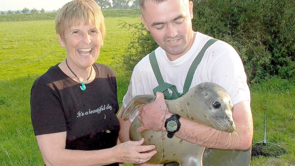 Das Foto von 2004 zeigt die damalige Direktorin der Seehundaufzuchtstation Pieterburen, Lenie ’t Hart, und Seehundversorger Richard Dijkema mit dem Seehund Hannes, der kurz zuvor nach seiner Flucht eingefangen werden konnte. Foto: Auffangstation Pieterburen