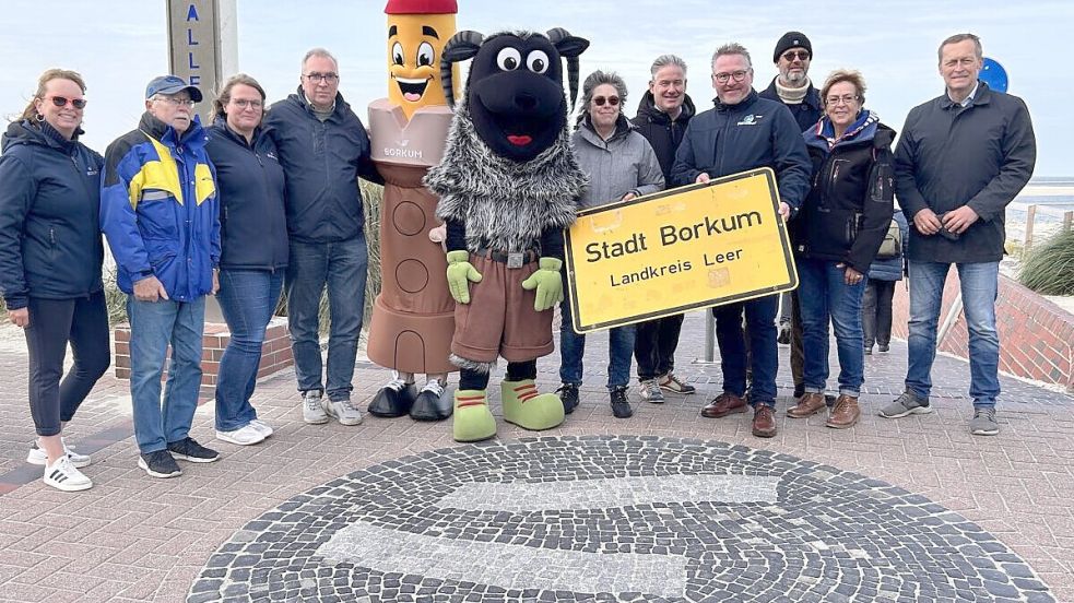 Beim Gruppenbild durften die Maskottchen „Hövel-Schnucki“ (Hövelhof) und „Eilert“ (Borkum) nicht fehlen. Foto: NBG