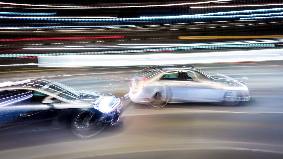 Die Polizei hat in Bremen in der Nacht zu Sonntag ein illegales Autorennen gestoppt. Foto: Frank Rumpenhorst / dpa