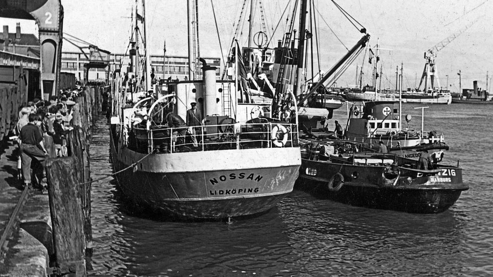 Sicher in Cuxhaven eingelaufen: Küstenmotorschiff „Nossan“ (links), Bergungsschlepper „Danzig“ und Motorrettungsboot „Langeoog“ der DGzRS. Foto: Archiv Die Seenotretter – DGzRS