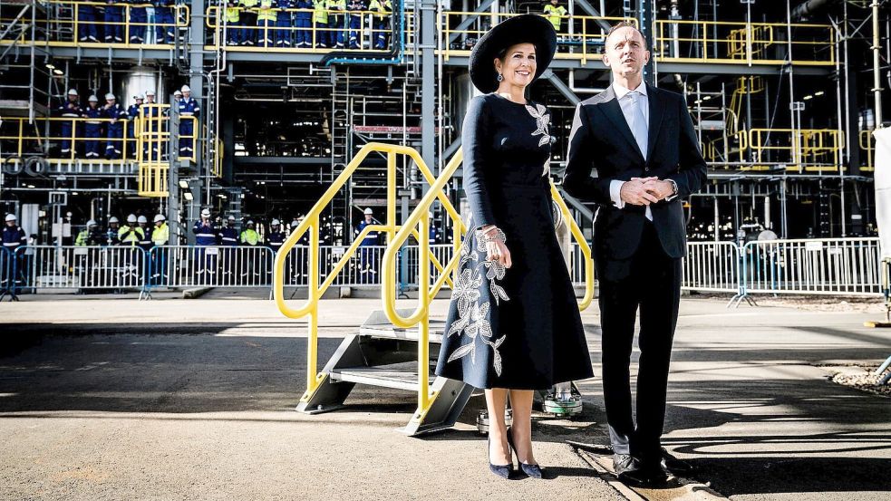 Royaler Besuch in der Fabrik in Delfzijl: Königin Máxima und Avantium-Chef Tom van Aken bei der Eröffnung am Dienstag. Foto: Veenstra/ANP/Imago Images