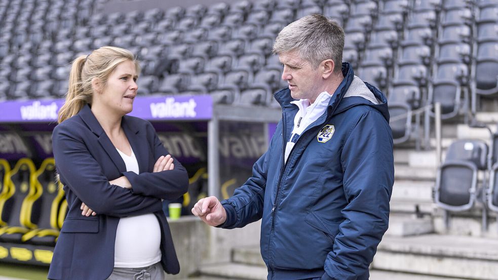 Gespräch unter Trainern: Das Bild zeigt Imke Wübbenhorst mit David Edmondson vom FC Luzern. Fotos: Imago