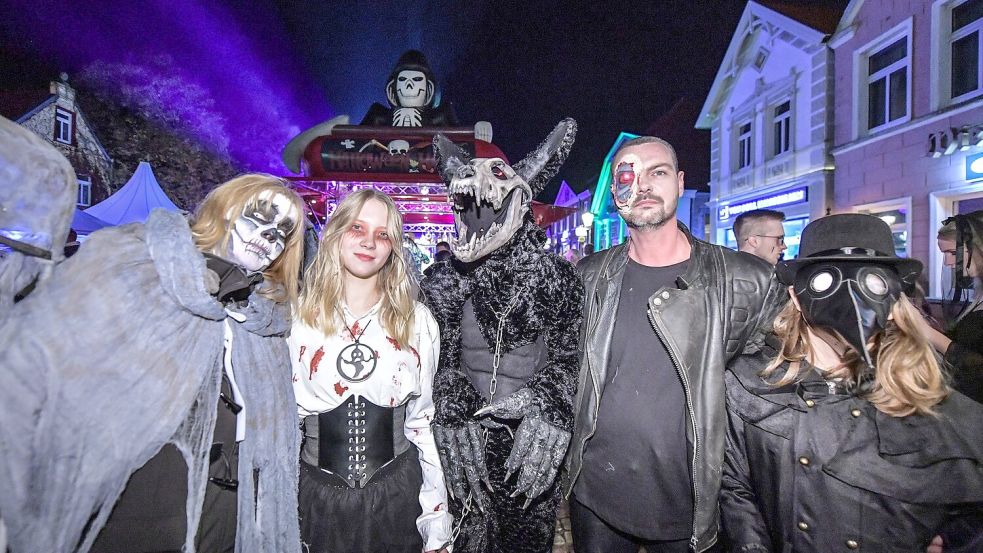 Nicole Wiltfang (von links), Sinje Rödiger sowie Tyler, Sascha und Sebastian Wiltfang sind bekennende Halloween-Fans. Im vergangenen Jahr zogen sie in Verkleidung durch Esens. Foto: Ortgies/Archiv