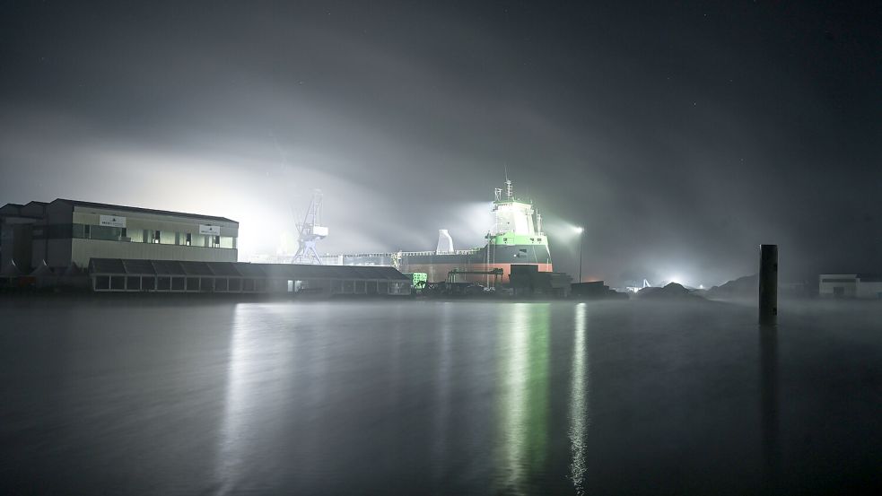 So einen Blick bei leichtem Nebel auf die Ferus Smit Werft in Leer verspricht das Wetter frühmorgens. Foto: Lars Penning/dpa