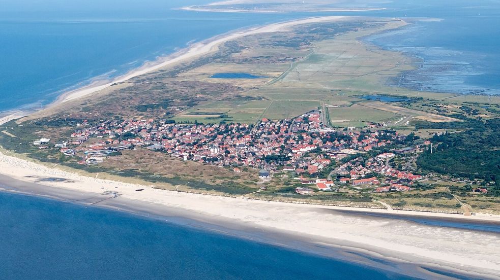 Die Insel Langeoog mit dem Inseldorf im Vordergrund. Foto: dpa