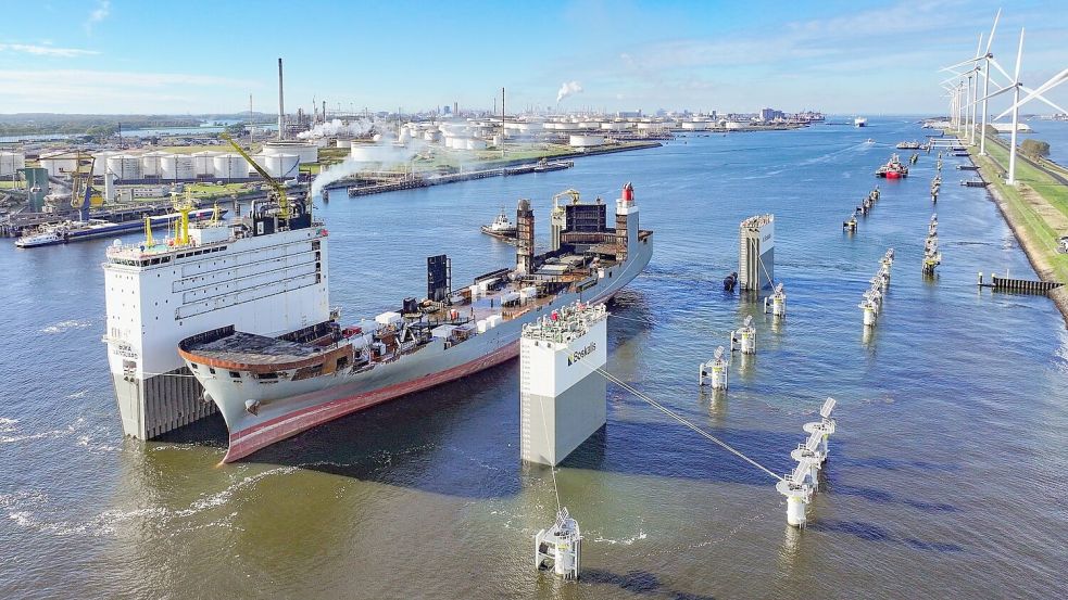 Vor knapp zwei Wochen wurde die „Fremantle Highway“, die inzwischen „Floor“ heißt, in Rotterdam auf die „Boka Vanguard“ verladen. Inzwischen ist das Gespann unterwegs nach China. Foto: Boskalis