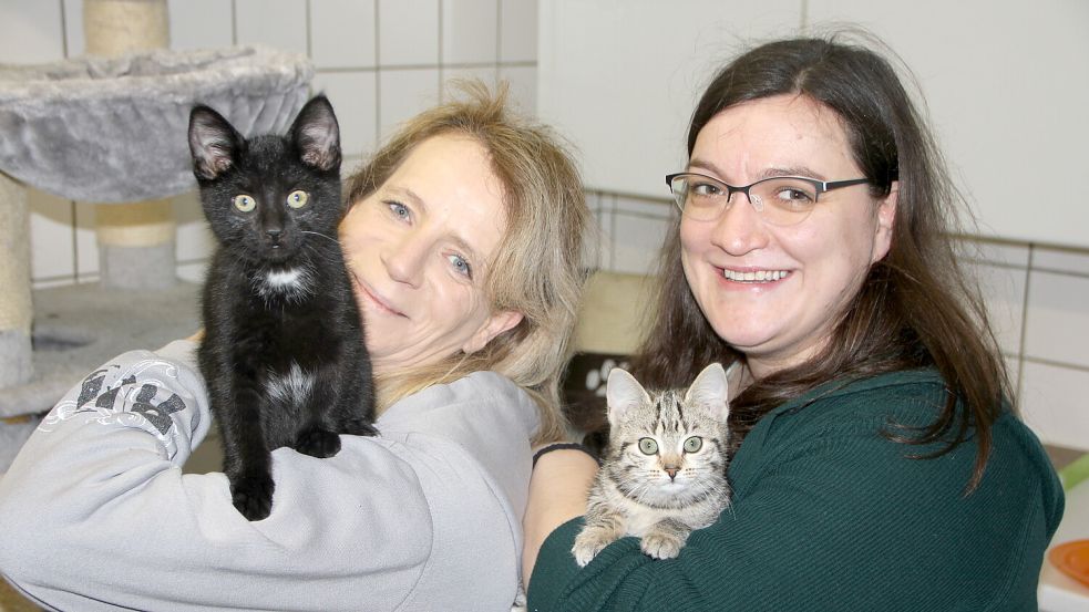 Diese Aufnahme mit Melanie Güldenpfennig (1. Vorsitzende, rechts) und Carola Lappe (2. Vorsitzende) ist schon etwas älter. Das Kittenzimmer ist inzwischen geräumt. Foto: Ferber