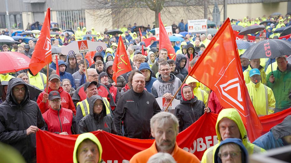 Besorgte Gesichter: Die Belegschaft von VW in Emden weiß noch nicht, wie es mit ihrem Standort und ihren Jobs weitergeht. Foto: Betriebsrat VW Emden