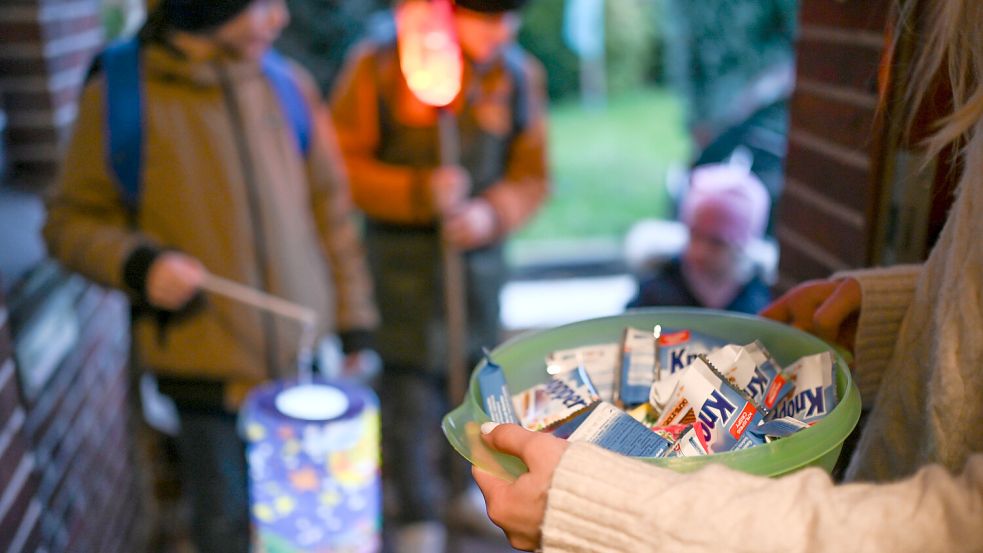 Traditionell laufen Kinder in Ostfriesland am Abend vor dem Martinstag von Tür zu Tür und singen Lieder für Süßigkeiten. Symbolfoto: Lars Penning/dpa