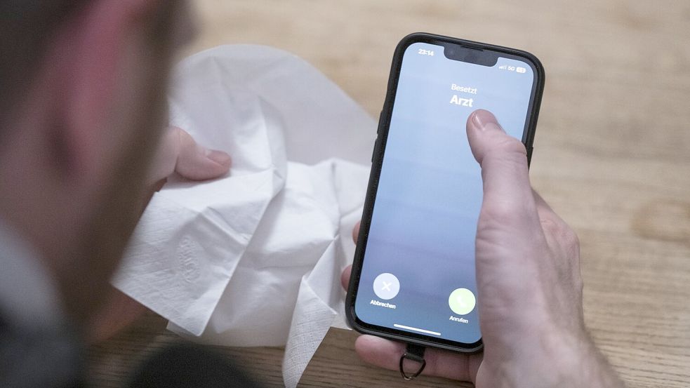 Man muss sich nicht ins Wartezimmer schleppen: Auch telefonisch kann man sich krankschreiben lassen. Foto: Albert/dpa