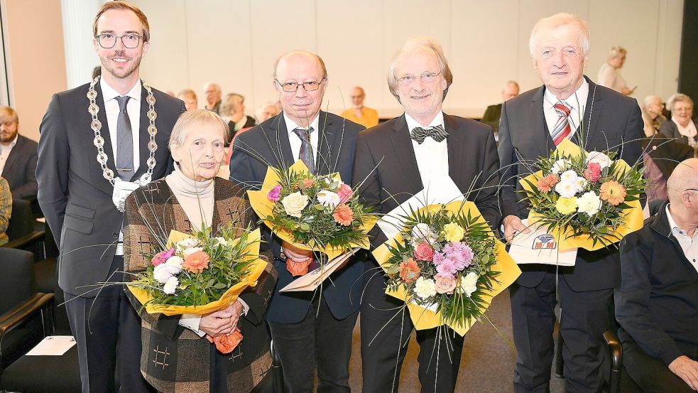 Bürgermeister Hendrik Schulz (von links) zeichnete Martina Buscher, Jose Hausmann, Herbert Buß und Gerd Klock mit der Kulturmedaille aus. Foto: Stromann