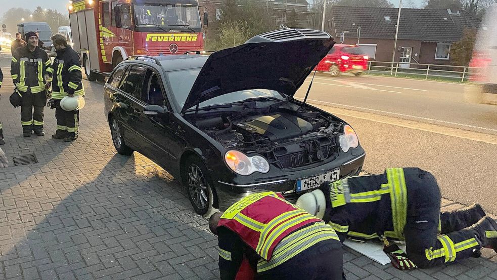 Die Feuerwehr überprüfte am Mittwochmorgen in Norden ein qualmendes Auto. Foto: Feuerwehr