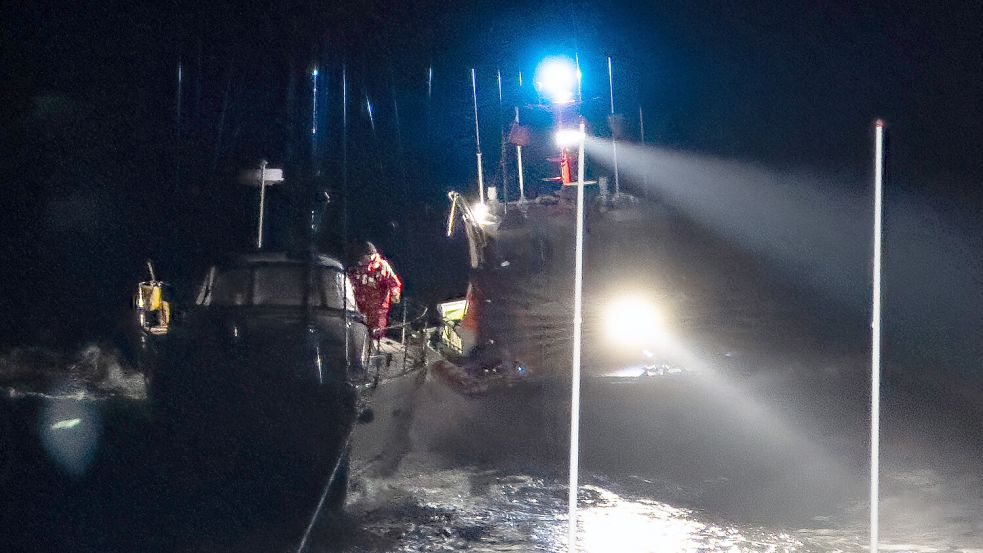 Blick vom Seenotrettungskreuzer „Bernhard Gruben“ auf den Havaristen (links), während das Seenotrettungsboot „Fritz Thieme“ längsseits geht. Foto: Die Seenotretter – DGzRS