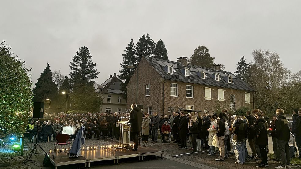 Etwa 250 Personen waren zur Gedenkveranstaltung in die Bollwerkstraße nach Emden gekommen. Foto: Weiden