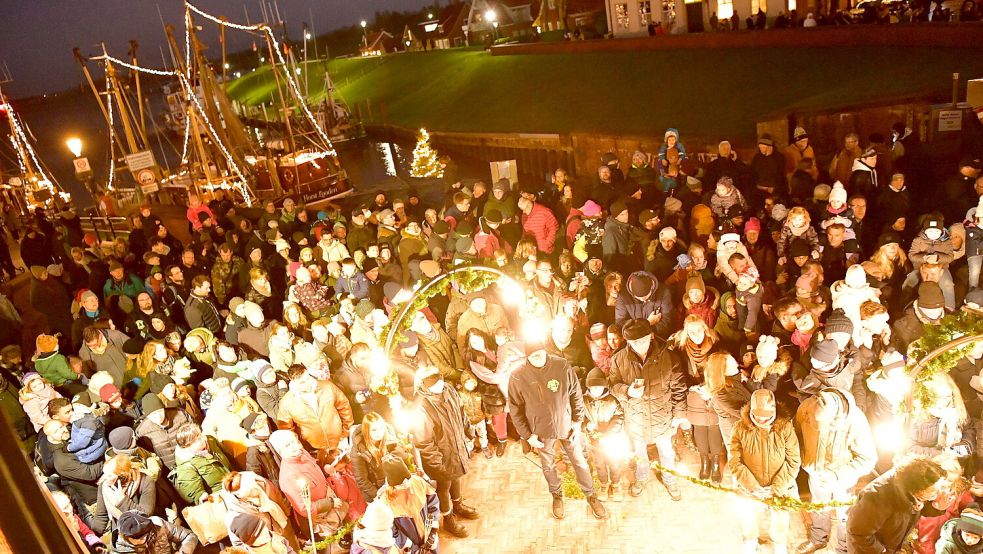 Der Weihnachtsmarkt in Greetsiel ist in jedem Jahr ein besonderer Besuchermagnet. Foto: Wagenaar/Archiv