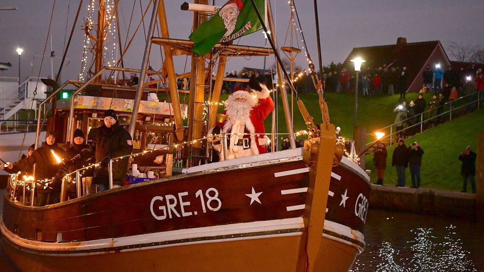 In Greetsiel wird demnächst in maritimer Kulisse Weihnachten gefeiert. Am 3. Adventssonntag, 15. Dezember, kommt der Weihnachtsmann mit dem Kutter angefahren. Foto: Wagenaar/Archiv