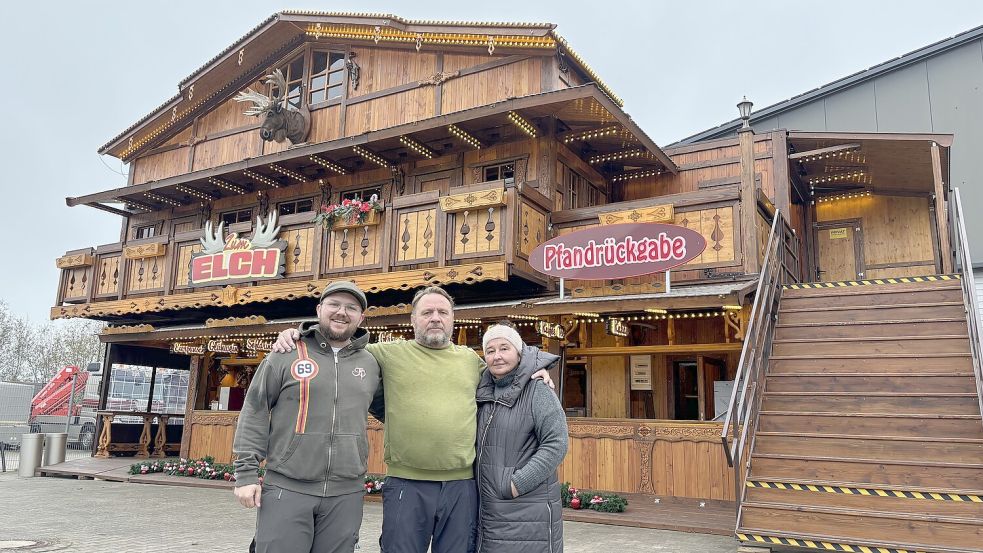 Axel Willken sen. (Mitte), sein Sohn Ronny und seine Frau Ingrid Becker freuen sich über den neuen Elch. Foto: Bothe