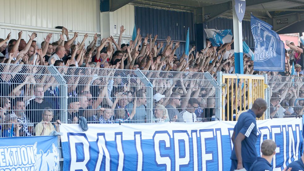 Bisher wurden knapp 300 Karten in Emden fürs Derby in Meppen abgesetzt. Foto: Doden/Emden