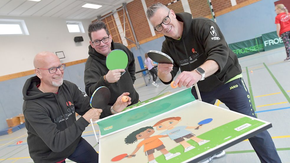 Rolf Schlüter (von links), Sebastian Schaefer und André Hüls gehören zum neuen Trainer-Team der Tischtennis-Kids in Spetzerfehn. Foto: Ortgies