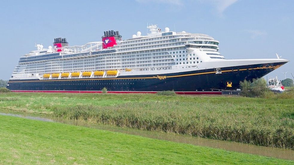 Die „Disney Treasure“ war erst Mitte September von Papenburg zur Nordsee überführt worden. Foto: Lohmann