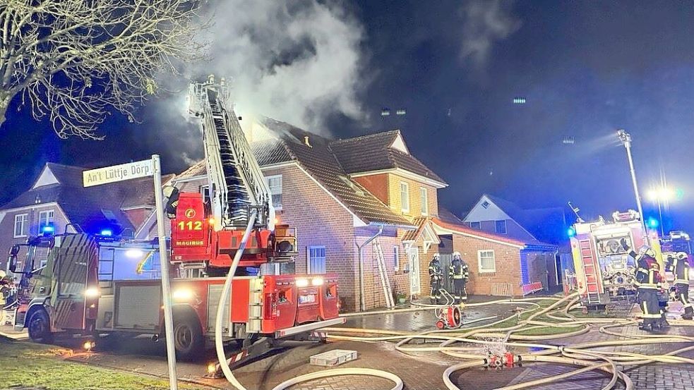 In Aurich-Kirchdorf brannte am Sonntagabend ein Wohnhaus. Foto: Holger Janssen