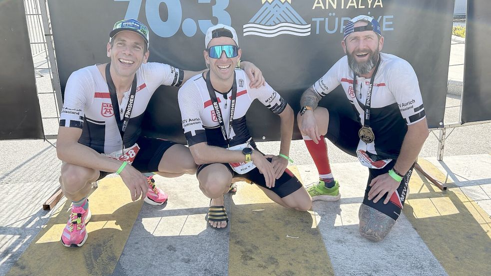 Armin Ross (von links), Kai Biermann und Clemens Köster absolvierten bei großer Hitze den Triathlon in Belek. Foto: Privat