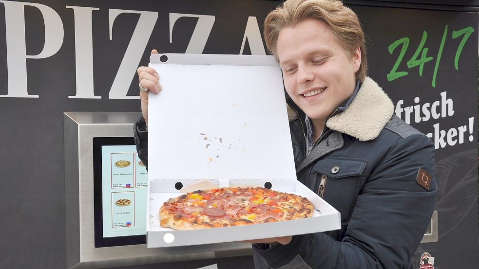 André Stigler sagt, er habe es auch nicht glauben wollen – doch der Geschmackstest auf einer Messe habe ihn überzeugt. Darum holte er den ersten Pizza-Automaten nach Esens. Foto: Ullrich