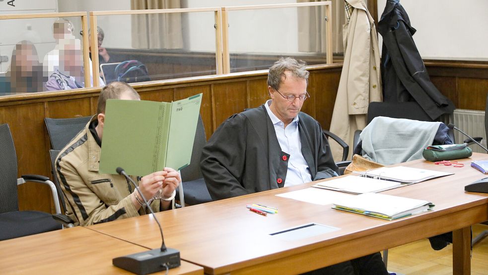 Ein 32-jähriger Norder – hier mit Verteidiger Folkert Adler – steht wegen Totschlags vor Gericht. Foto: Archiv/Banik