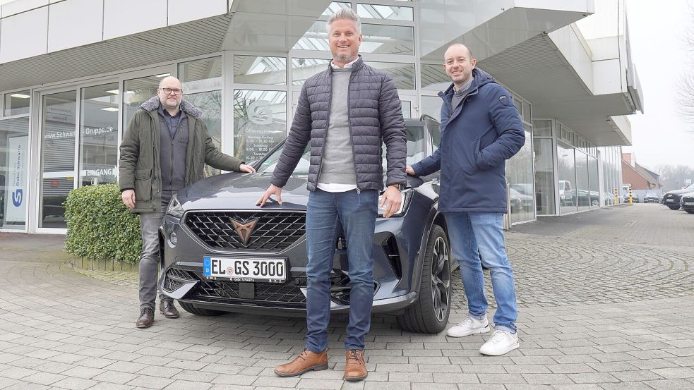 Stefan Schwarte (links) führt das Autohaus mit seinem Bruder Marc Schwarte. In der Mitte ist Florian Herbers zu sehen, der den Standort in Haselünne leitet. Foto: Gonzalez-Tepper/Archiv