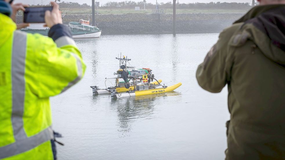 Das ferngesteuerte Untersuchungsboot startet vom Hafen Norderney. Foto: Amprion