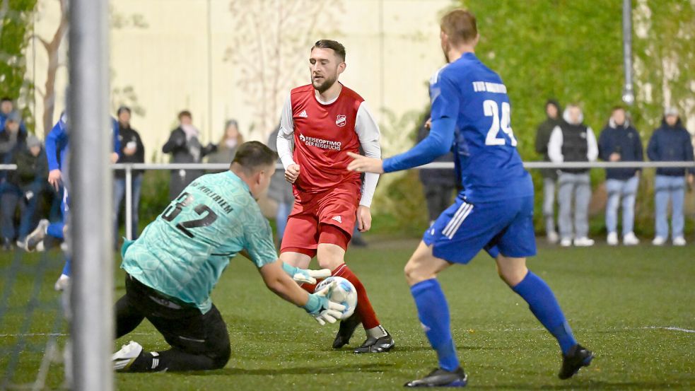 Die meisten gefährlichen Szenen spielten sich vor dem Tor des guten Holtriemer Torwarts Ingo Janssen ab. Hier ist er vor René Akkermann am Ball. Foto: Doden/Blomberg