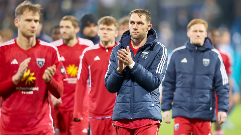 MIt hängenden Köpfen kamen die Emder Spieler in die Kurve und bedankten sich in Meppen bei den rund 700 mitgereisten Fans. Fotos: Doden/Emden