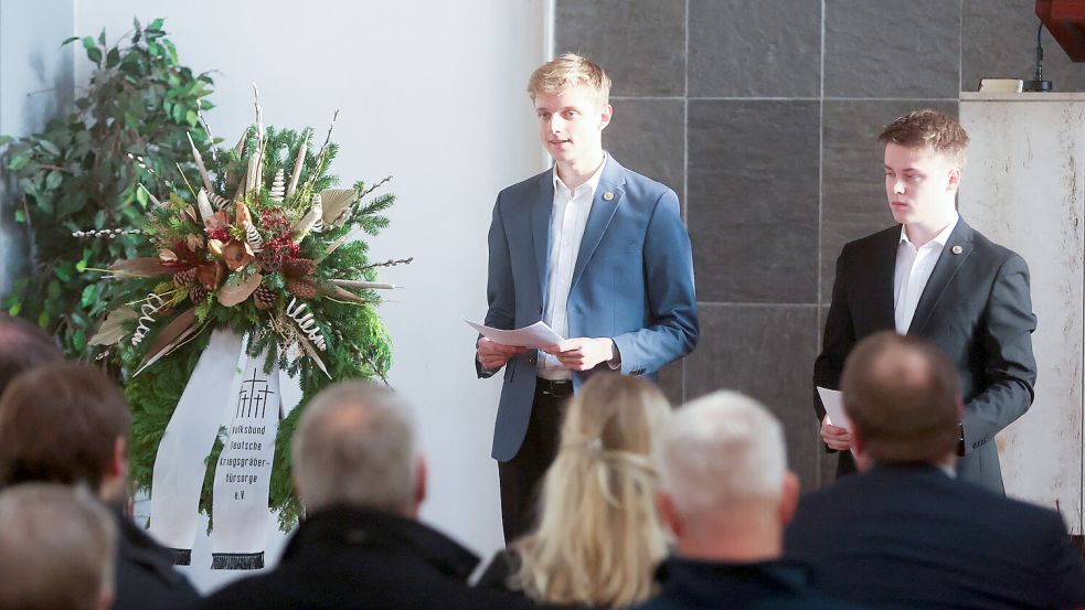 Jannik Vogler (links) und Malte Kröger-Vodde trugen bei der Gedenkveranstaltung in Emden das Antikriegsgedicht „In Flanders Fields“ vom kanadischen Arzt und Soldat im Ersten Weltkrieg John McCrae vor. Foto: J. Doden