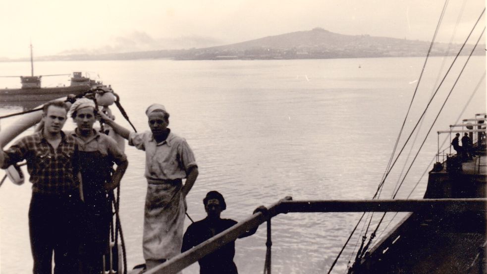 Johannes Ottje Schmitz (2. von links) als Kochsmaat 1952 auf der "Eliza Nübel". Foto Schmitz