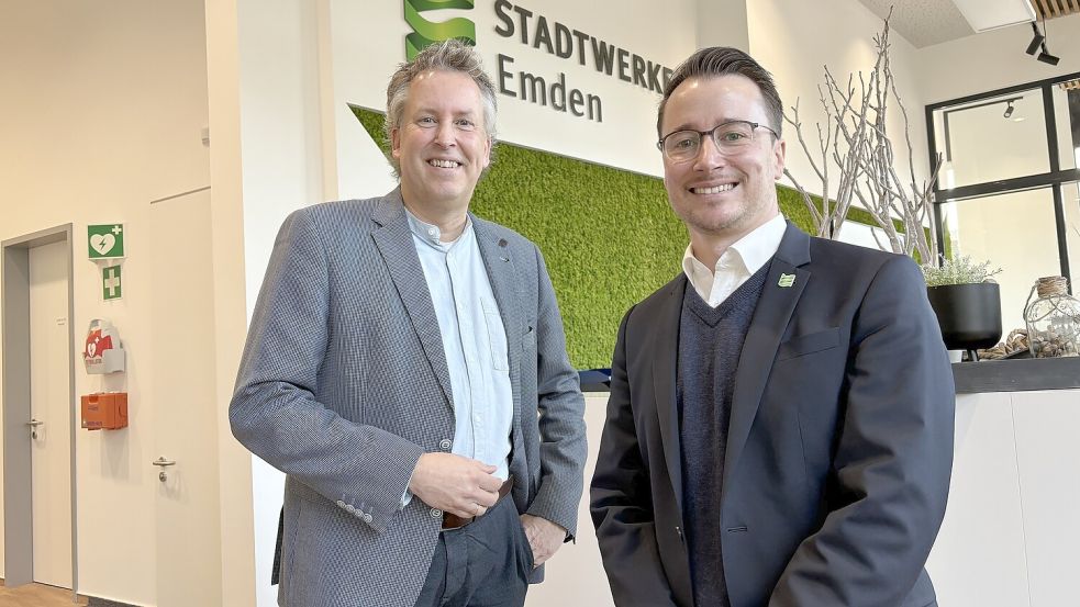 Von ihrer Wettbewerbsfähigkeit überzeugt: Stadtwerke-Chef Jens Gieselmann und SWE-Marketingleiter Philipp Schild (v.l.). Foto: Schuurman