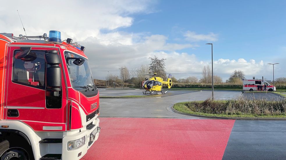 Die lebensgefährlich verletzte Radfahrerin wurde mit einem Rettungshubschrauber ins Krankenhaus gebracht. Foto: Feuerwehr