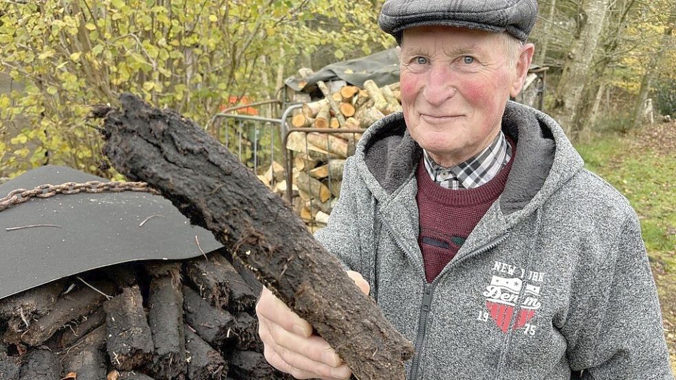 Jürgen Kleen heizt seinen Ofen zu Hause noch immer mit Torf. Das ist aber bald vorbei. Foto: Kubassa