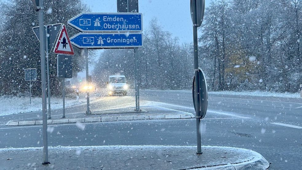 Schneetreiben an der Auffahrt Leer-Ost der Autobahn 28 am Dienstagmorgen. Foto: privat