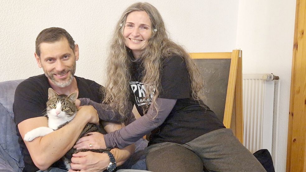 Vladimir und Albena Mineva aus Hesel sind überglücklich, dass Kater Roni nach zwei Jahren wieder da ist. Foto: Gettkowski